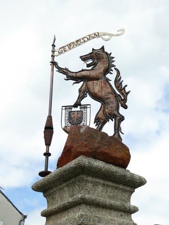 Escultura que representa la bestia de Gevaudan, Aumont