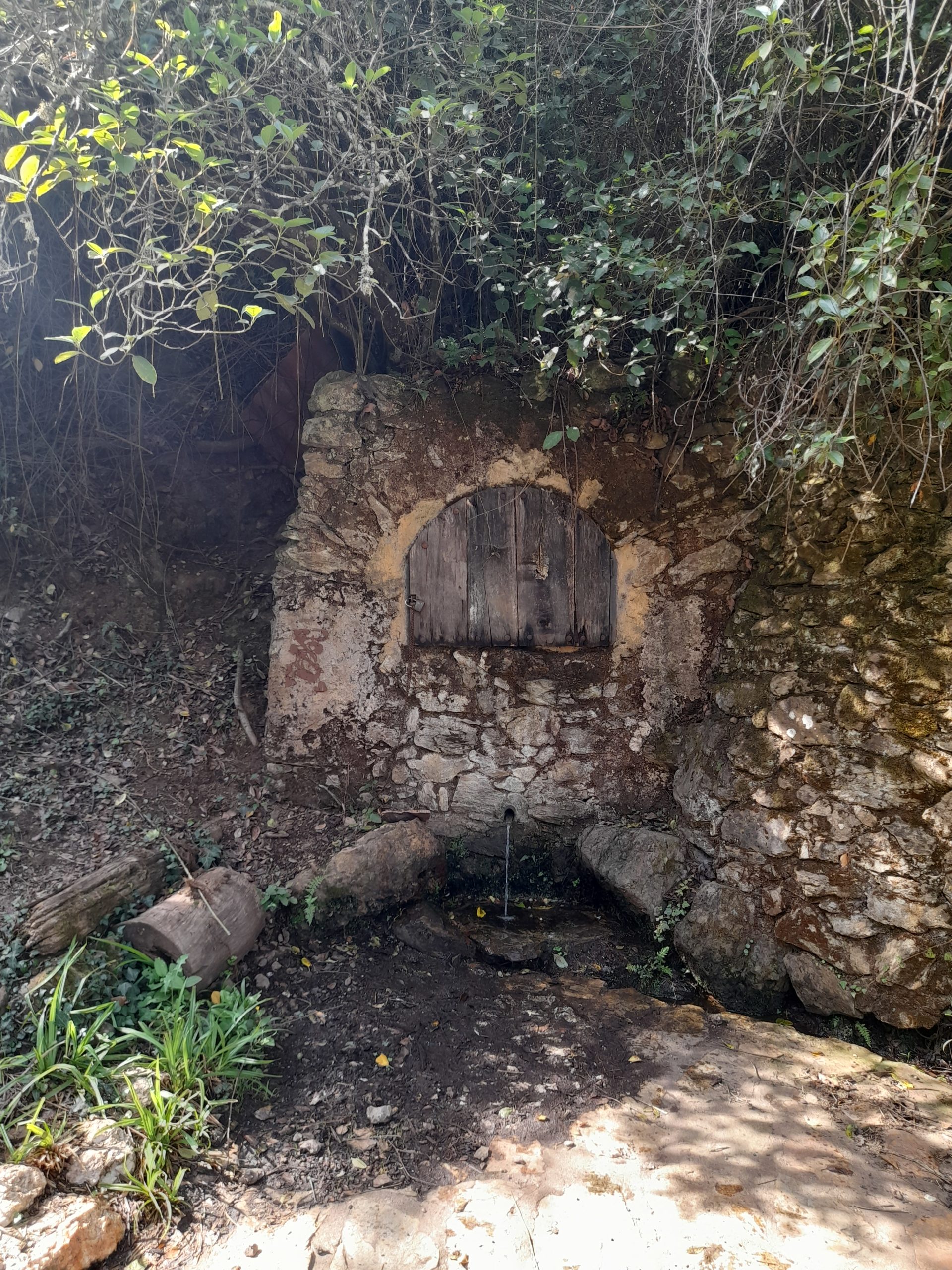 Fuente de Valdelarco, el cucharro está en un lateral.