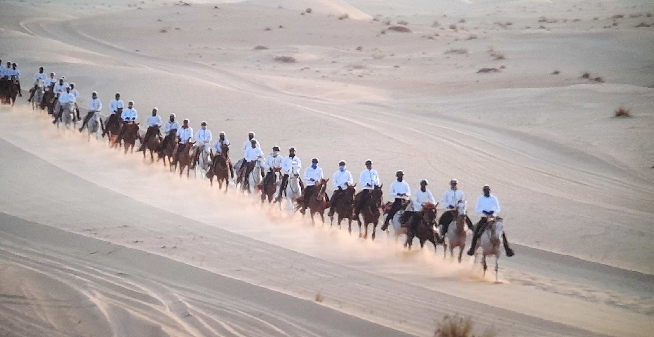 Los Jinetes de la Cuadra entrenando en el desierto. (foto tomadas en la presentación de Caballos).