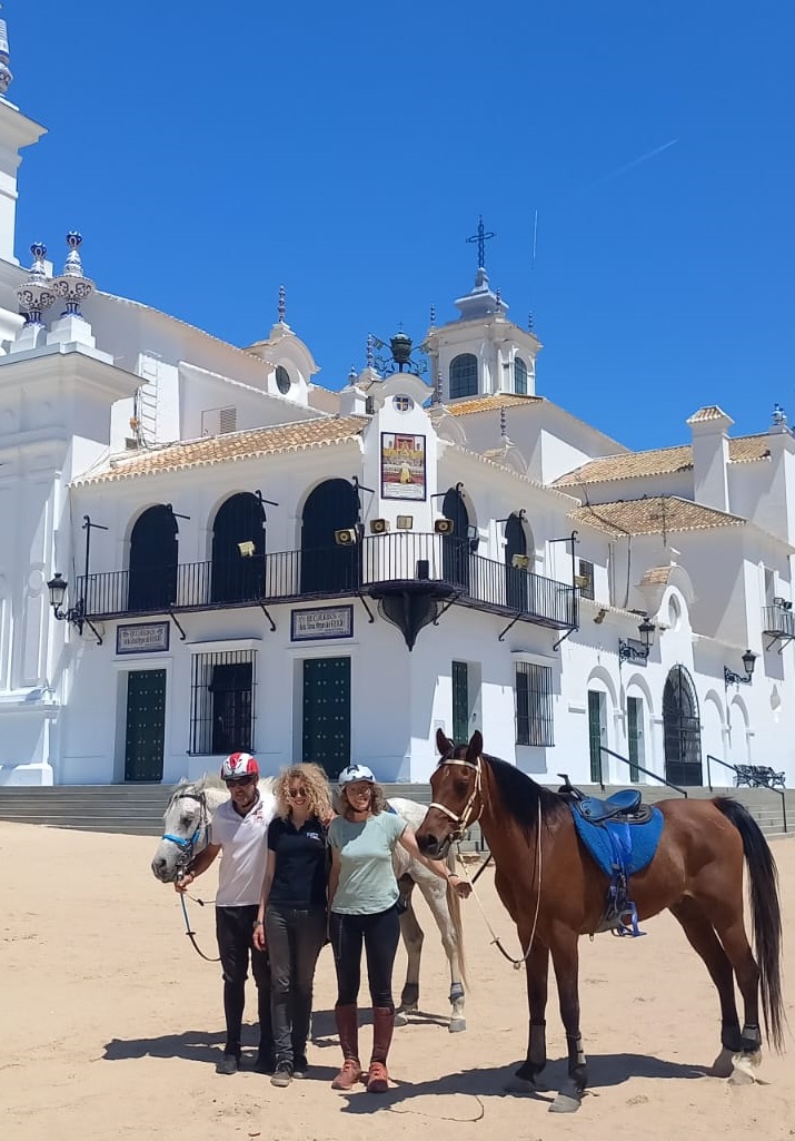 El caballo castaño, "Emir",salió del Rocio en el 2011,el ultimo KALIBER. Once años despues ,llegada a la Aldea. Qué aventura!!!!
