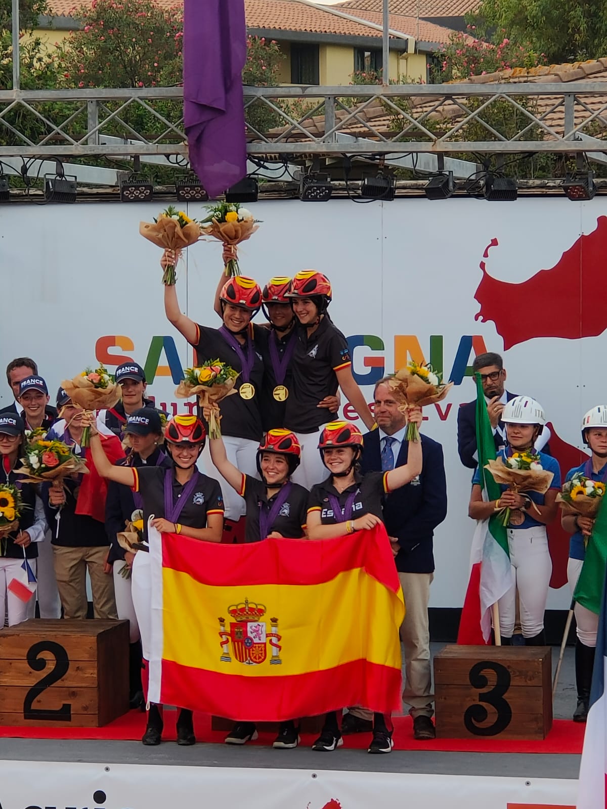 Podio de España y Medalla de Oro por Equipos.