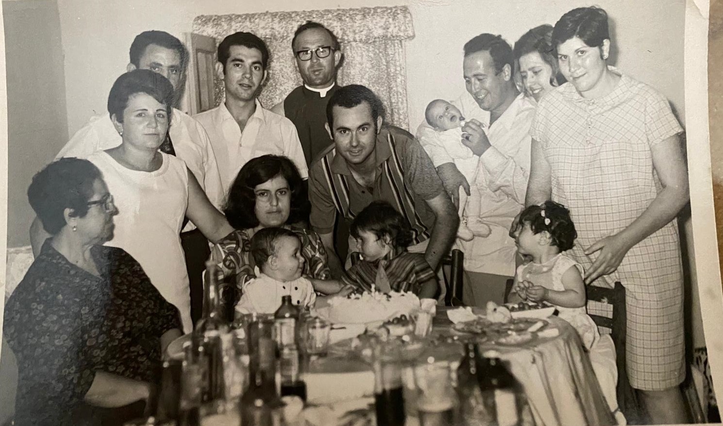 Los compañeros en Villa Cisneros, con la Señora Balbina y Pepi con un año.