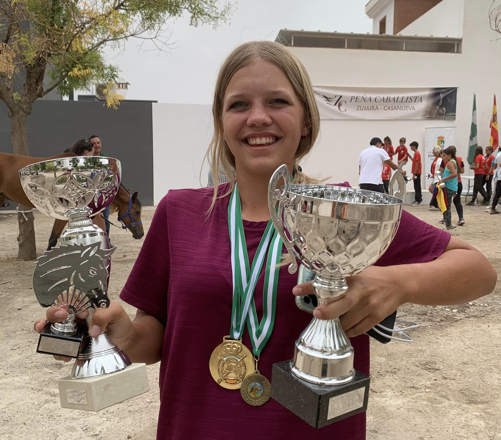 Jazmin Amor Grahm ganadora del CEAYJ* y Campeona de Andalucia, Mejor Condición de su caballo "W Inga Arezu Bend Vi Lam"