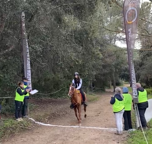  Candela Hernani con GOLD RUSH DE MAQUIS ganador del CEIYJ* de 100 Km. (foto de EOL)