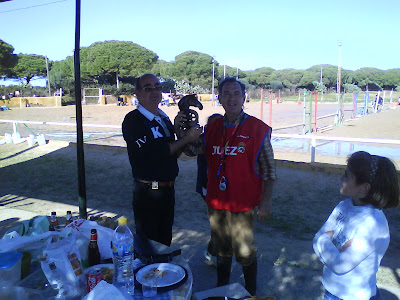 Yo entregándole un trofeo en su Club, Jinetes de la Bahía.