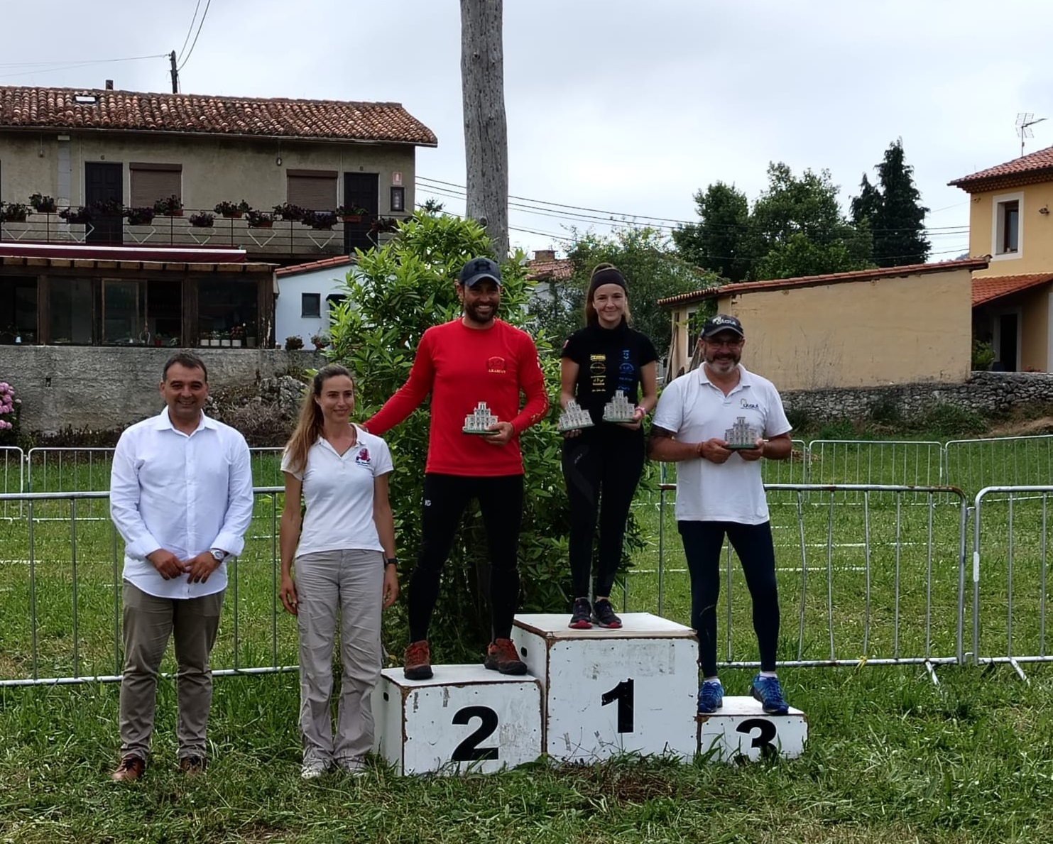 Podio del CEA-P de 60 Km. (foto de Raid Asturias).