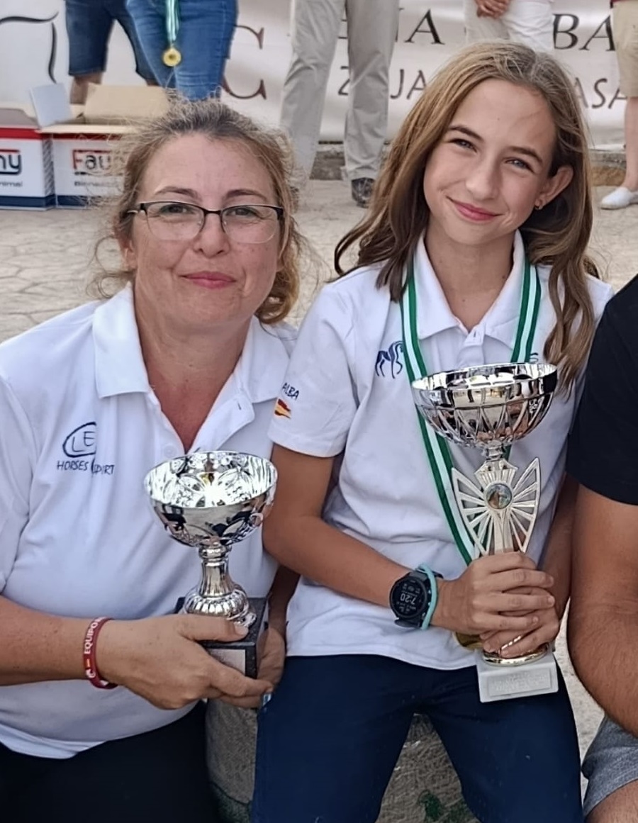 Foto de Alba Rodríguez González. con su trofeo de 2ª Clasificada y la Mejor Condición de su caballo "Dona".