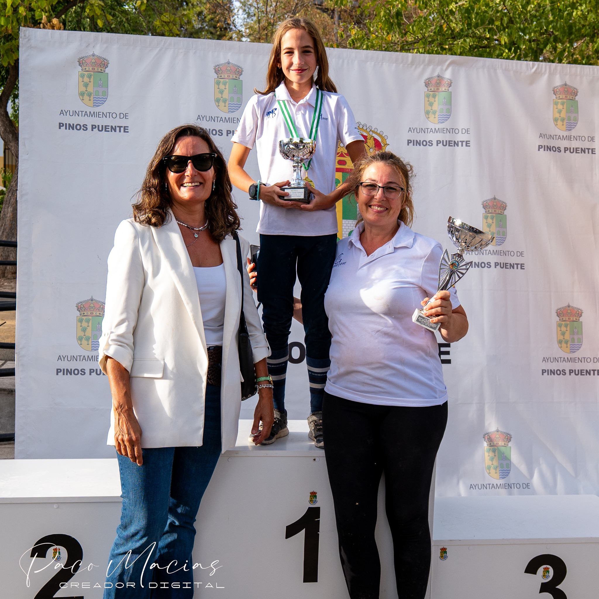 Foto de Alba Rodríguez González. con su trofeo de 2ª Clasificada y la Mejor Condición de su caballo "Dona". (foto de Paco Macias).