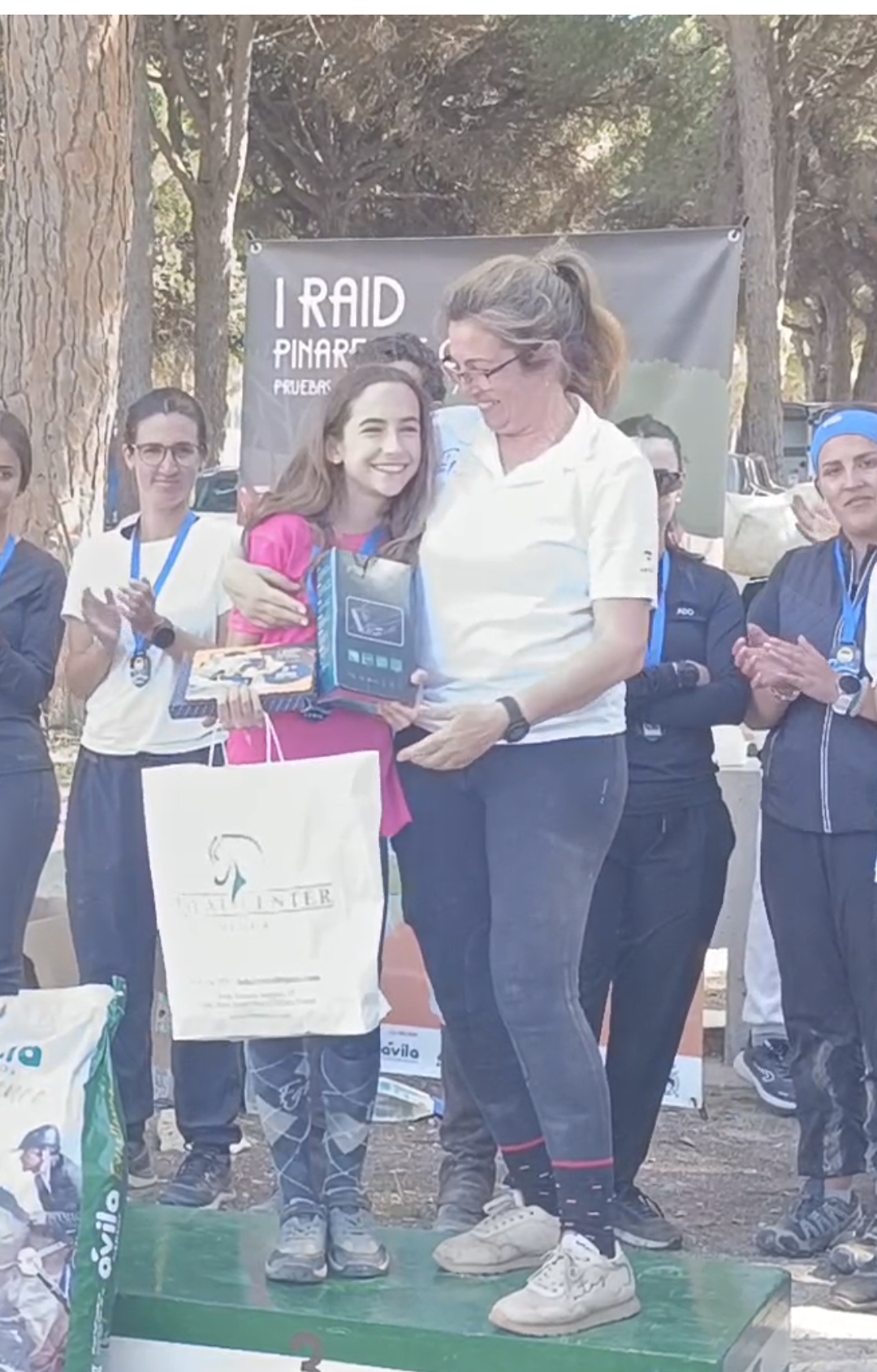  Alba Rodríguez. con el trofeo a la Mejor Condición de su caballo "Vega de Cavaignac Aa 70,83%" .