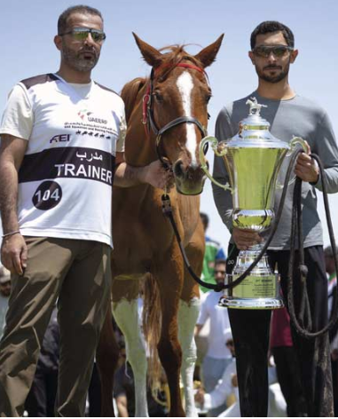 SW Jathrifa AA 50%, Anglo-árabe de nueve años hija de Calif el Masan y de Athronan, criada por Jaume Puntí, tercera este año en E.A.U., la prestigiosa prueba de yeguas Al Etihad Endurance Cup.